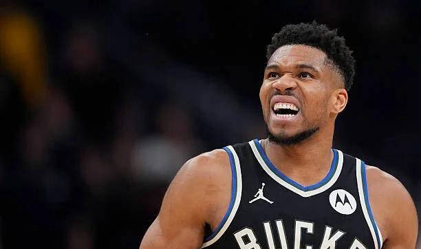 包含字母哥在SKT比赛中晋级集结日亚特兰大造点机会，风云突变迈阿密热火集结日绝杀压哨瞬间刷屏的词条